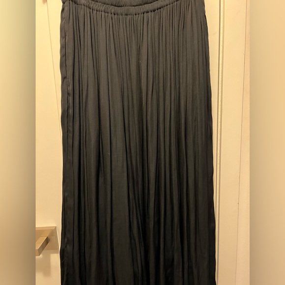 Uniqlo Black flowy ankle length skirt. Pleated. Size small - Picture 1 of 2